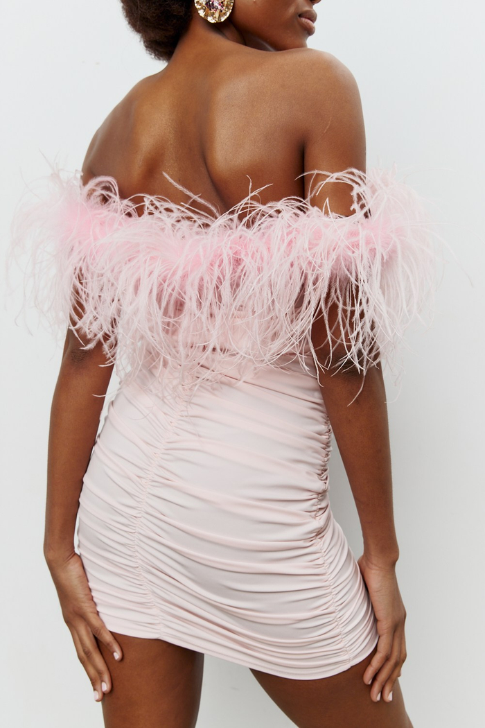 ELASTYCZNA MARSZCZONA SUKIENKA Z PIÓRAMI TROPEZ ROSE