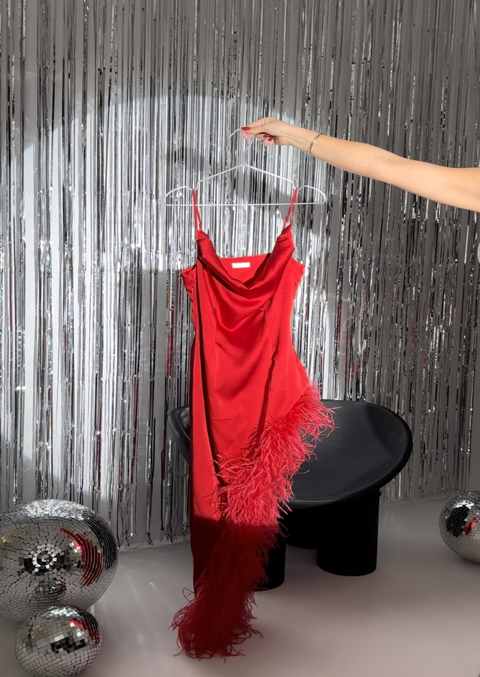 CZERWONA SUKIENKA Z PIÓRAMI JARDIN ROUGE