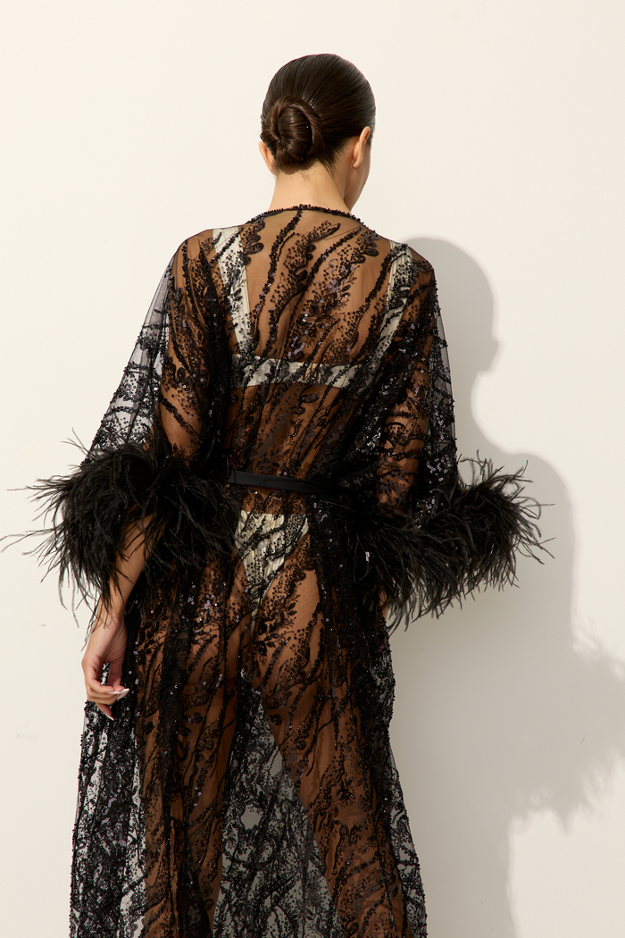 RĘCZNIE WYSZYWANY SZLAFROK ZE STRUSIMI PIÓRAMI AMMAN MIDNIGHT NOIR