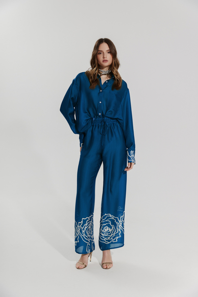 DŁUGIE SPODNIE Z MOTYWEM RÓŻY CANNES ROSE COBALT BLUE