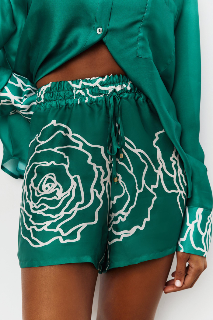KRÓTKIE SPODENKI Z MOTYWEM RÓŻY CANNES ROSE EMERALD GREEN