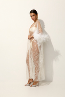 RĘCZNIE WYSZYWANY SZLAFROK ZE STRUSIMI PIÓRAMI AMMAN PEARL WHITE 