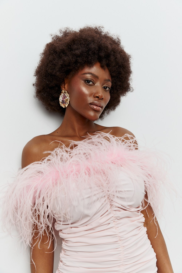 ELASTYCZNA MARSZCZONA SUKIENKA Z PIÓRAMI TROPEZ ROSE